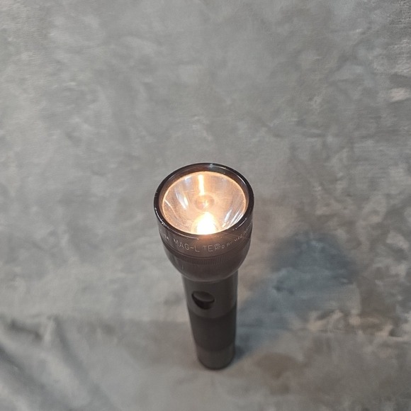 Maglite 2 D Cell Flashlight Made In The USA - Picture 2 of 6